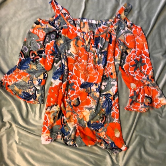 Peter Nygard cold shoulder blouse - Picture 3 of 4